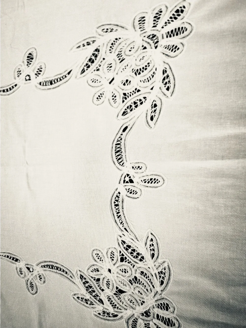 WHITE COTTON BATTENBURG TABLECLOTH 120